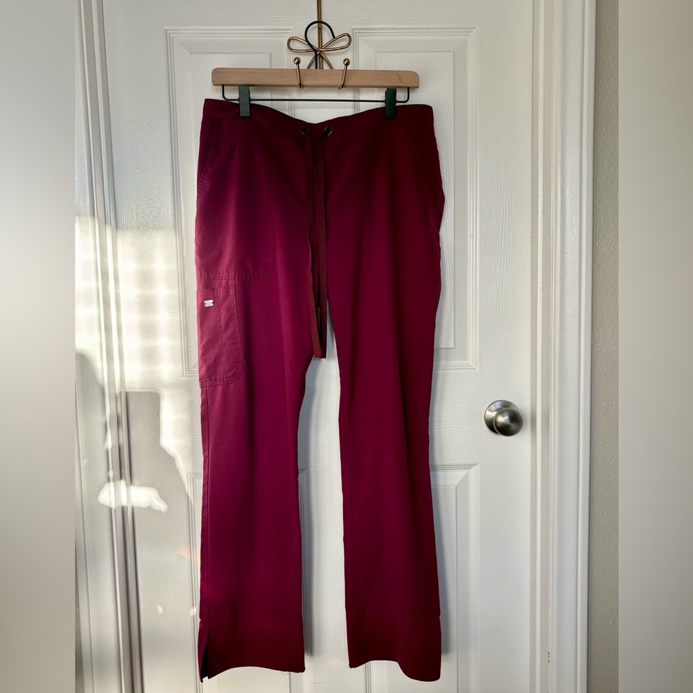 Grey’s Anatomy Scrub Set - Women’s Maroon V-neck top and Pants Medium - Picture 6 of 14